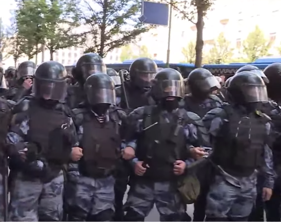 На акции протеста в центре Москвы задержано более 1000 человек